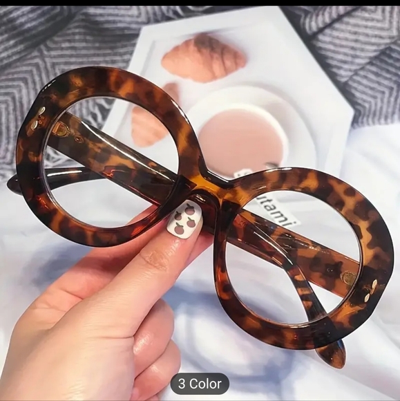 Classic Round Wider Frame, and timeless Design give this pair of eyeglasses. - Picture 5 of 12